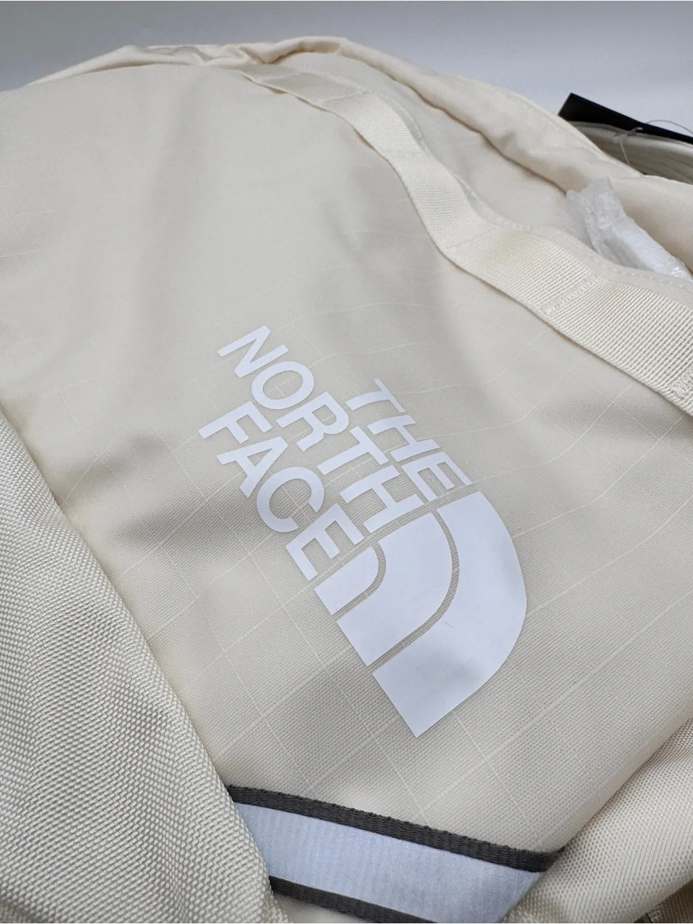 The North Face Base Camp Voyager Sling Bag 11L White Dune Cream Crossbody NWT
